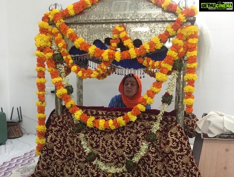 Charmy Kaur Instagram - AKHAND PAATH at home ❣️ ( An Akhand Path is the continuous, front to back, reading of the Siri Guru Granth Sahib ) We r blessed to be having this opportunity at our home for continuous 72 hrs .. ❣️24/7 langar for all .. 🙏🏻 #waheguruji