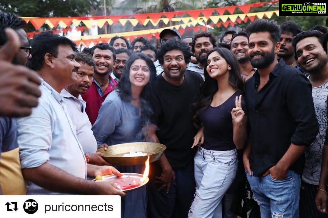 Charmy Kaur Instagram - 🤩🤩🤩🤩 #Repost @puriconnects with @get_repost ・・・ And it’s a wrap!! 😊 . #iSmartShankar breaks Gummadikaya! . @purijagannadh @ram_pothineni @charmmekaur @nidhhiagerwal @nabhanatesh @satyadevoffl #ManiSharma #PCfilm . #iSmartShankarOnJuly18th
