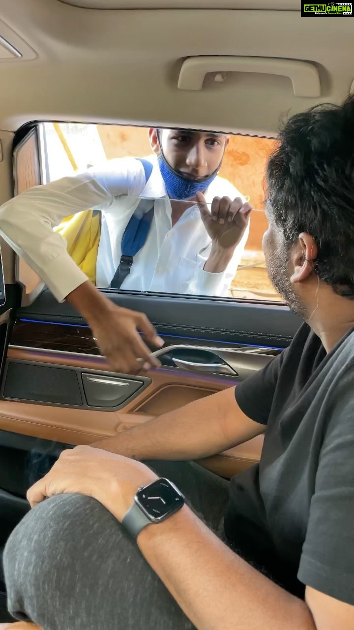 Charmy Kaur Instagram - This cute kid came across #purijagannadh in mumbai traffic signal .. was mesmerised seeing him ,this post is specially for Pramod , because he mentioned he wanted a selfie but unfortunately didn’t have a phone ..