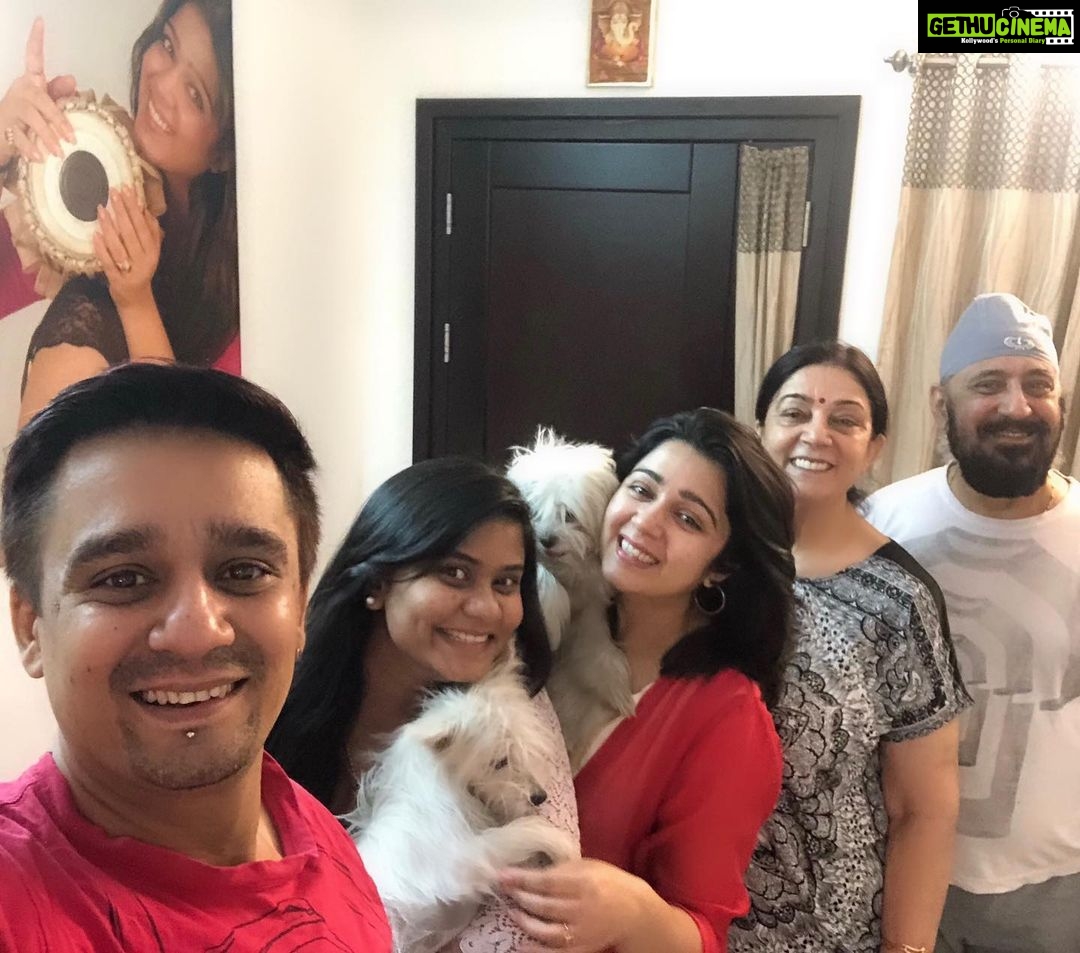 Charmy Kaur Instagram - #Sardar khandan in 1 frame 😁 oyeeee balle balleee 🙋🏼♀️🙆🏼♀️💃🏻 😂 @mithimax @sabby_2122