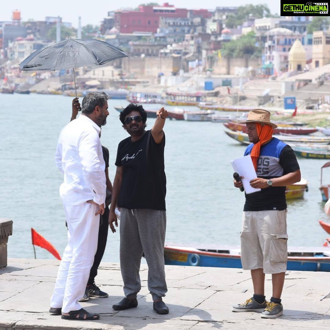 Charmy Kaur Instagram - While we shoot under scorching sun just 46 degrees 🔥 .. shooting craziness n madness goes on 😁 #ismartshankar in #varanasi @purijagannadh @puriconnects #PCfilm Varanasi U.P India