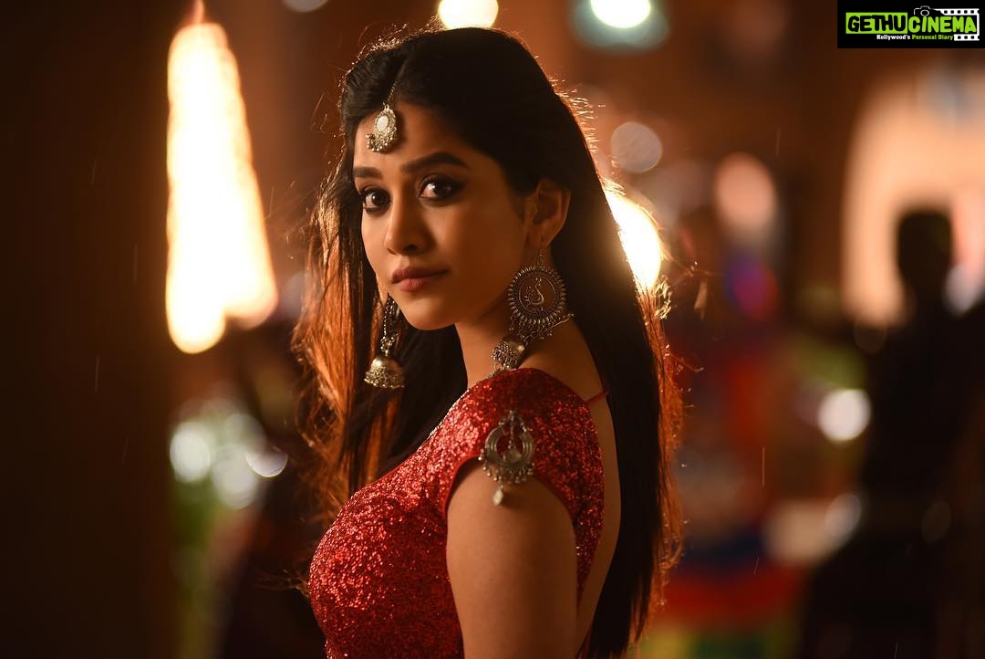 Charmy Kaur Instagram - U beauty 😍 @nabhanatesh killing it 💃🏻 #dimaakkharab #ismartshankar @ram_pothineni @purijagannadh @puriconnects #PCfilm