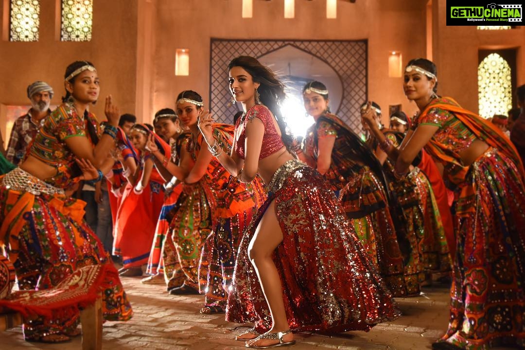 Charmy Kaur Instagram - Stunner @nidhhiagerwal in #ismartshankar #dimaakkharab song .. 💃🏻 @purijagannadh @ram_pothineni @puriconnects #PCfilm ❣️ Hyderabad