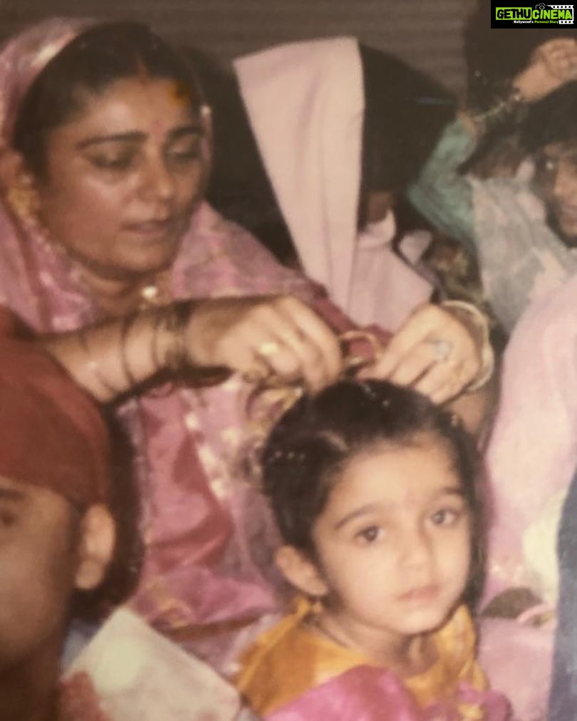 Charmy Kaur Instagram - Mummy ne heroine bana rakha tha bachpan se 😂😂 #childhood #memories #mom n #me 😍😍 btw that innocence .. how did I loose it 🤷🏼♀️😂😁