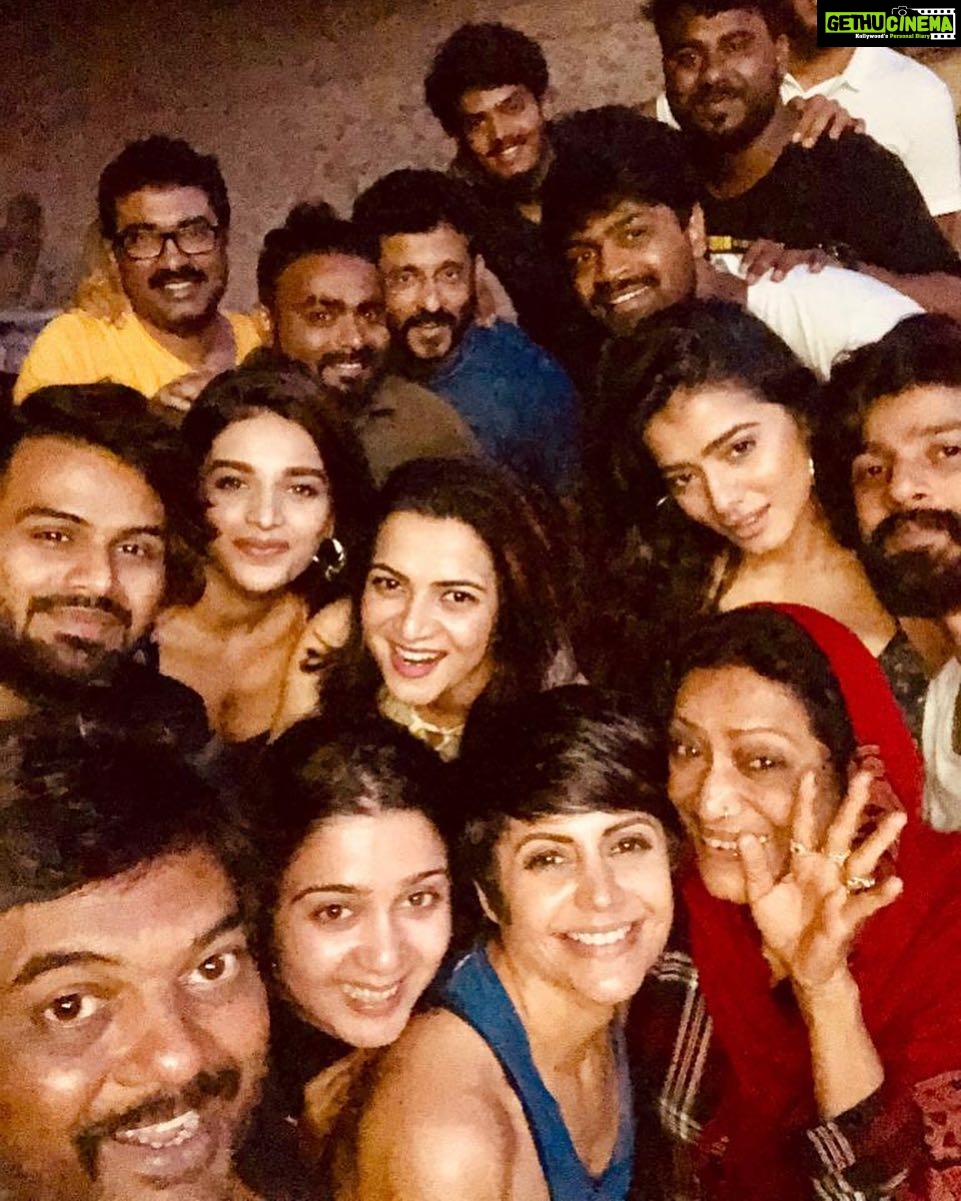 Charmy Kaur Instagram - Work hard n party hard with #romantic #ismartshankar team .. @purijagannadh @iamvishureddy @mandirabedi @ddneelakandan @ketikasharma @actorakashpuri @nidhhiagerwal #ramaprabha n many more mates 🤗 #PCfilm #goa Aguada Fort, Goa, India