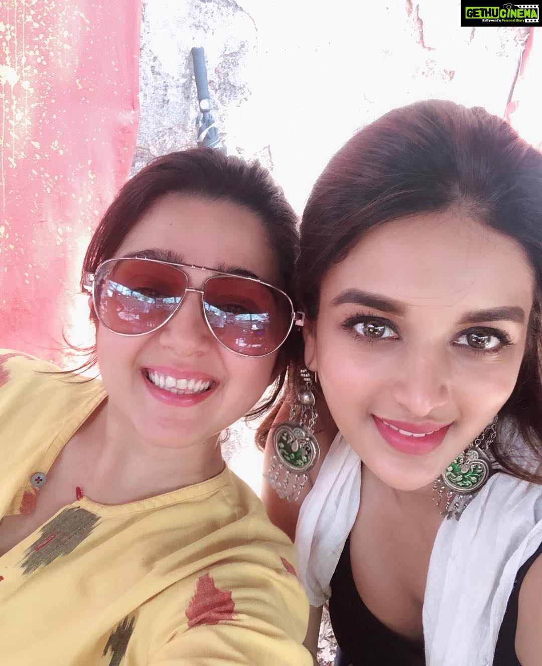 Charmy Kaur Instagram - While they work , we watch 😉😁😁😁 @ram_pothineni @purijagannadh @nidhhiagerwal #PCfilm #ismartshankar #goa #shoot @puriconnects Goa, India