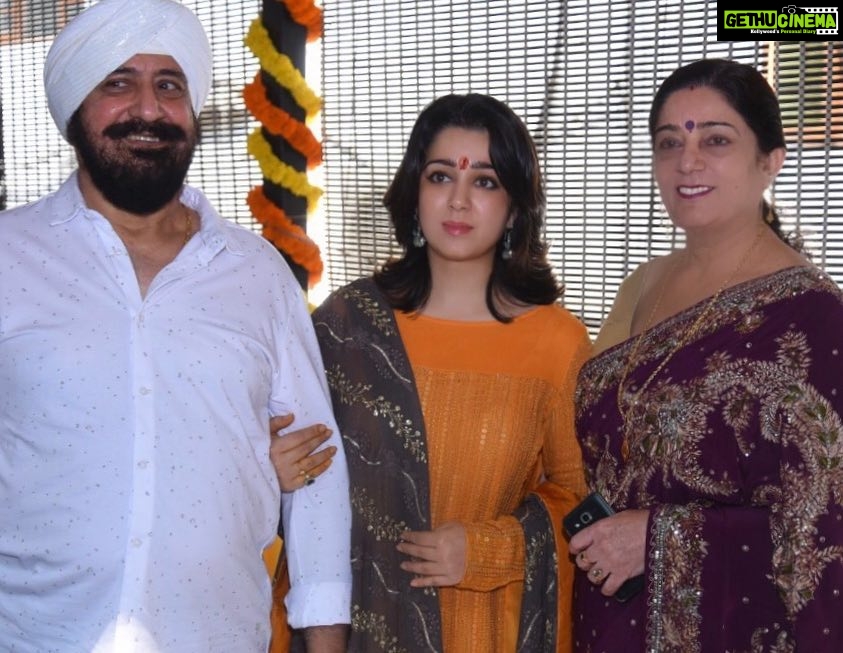 Charmy Kaur Instagram - Oh yesssssss , I m the best cocktail from both 😝 #familygoals #sardars 😍 Hyderabad