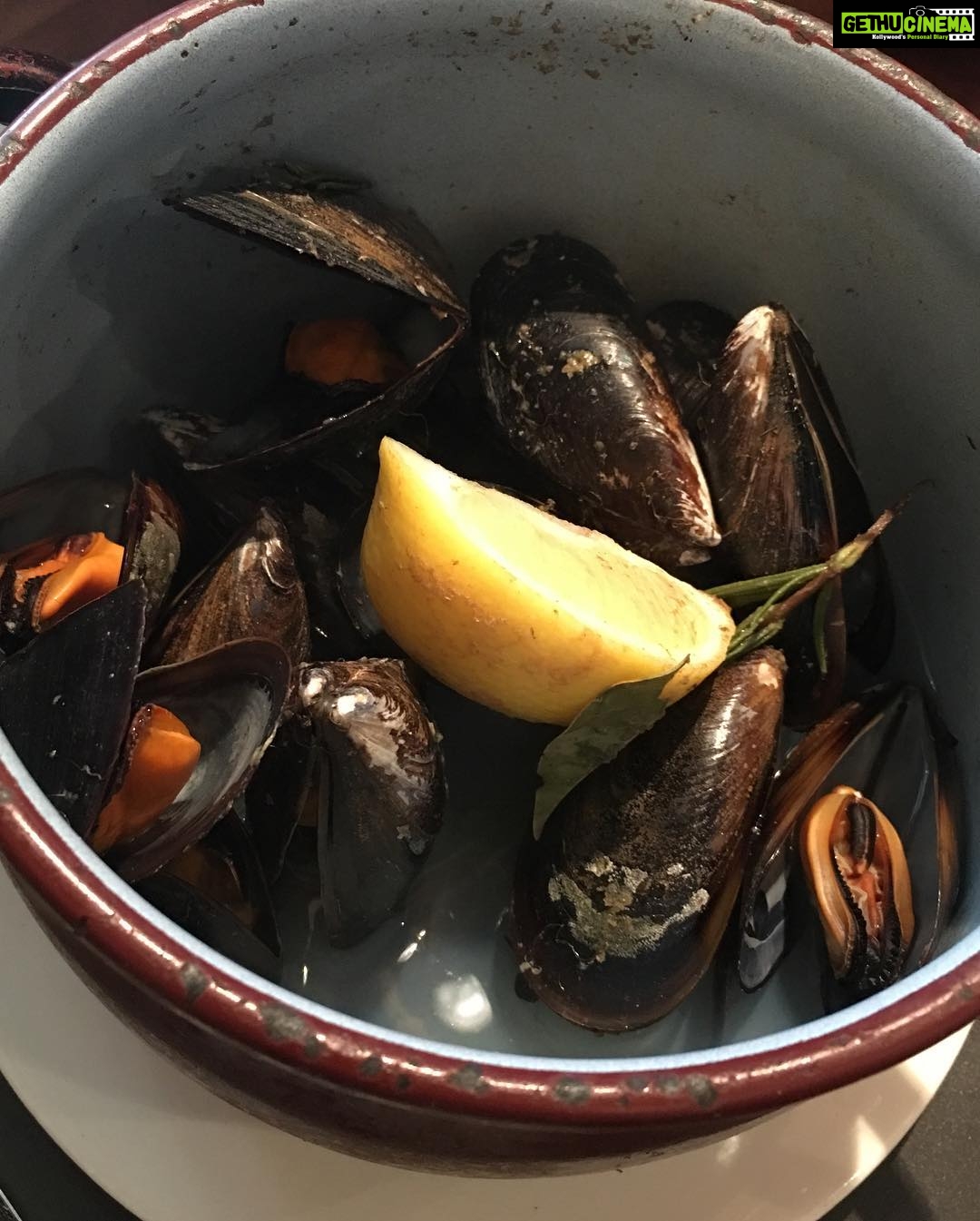 Charmy Kaur Instagram - Itβs getting coooooooldddd π₯³ #christmas around the corner π₯³π₯³π₯³π₯³ #happy #me π€π€π€ #foodporn #seafood #xmas #souls #loveintheair #nomakeup #nofilter