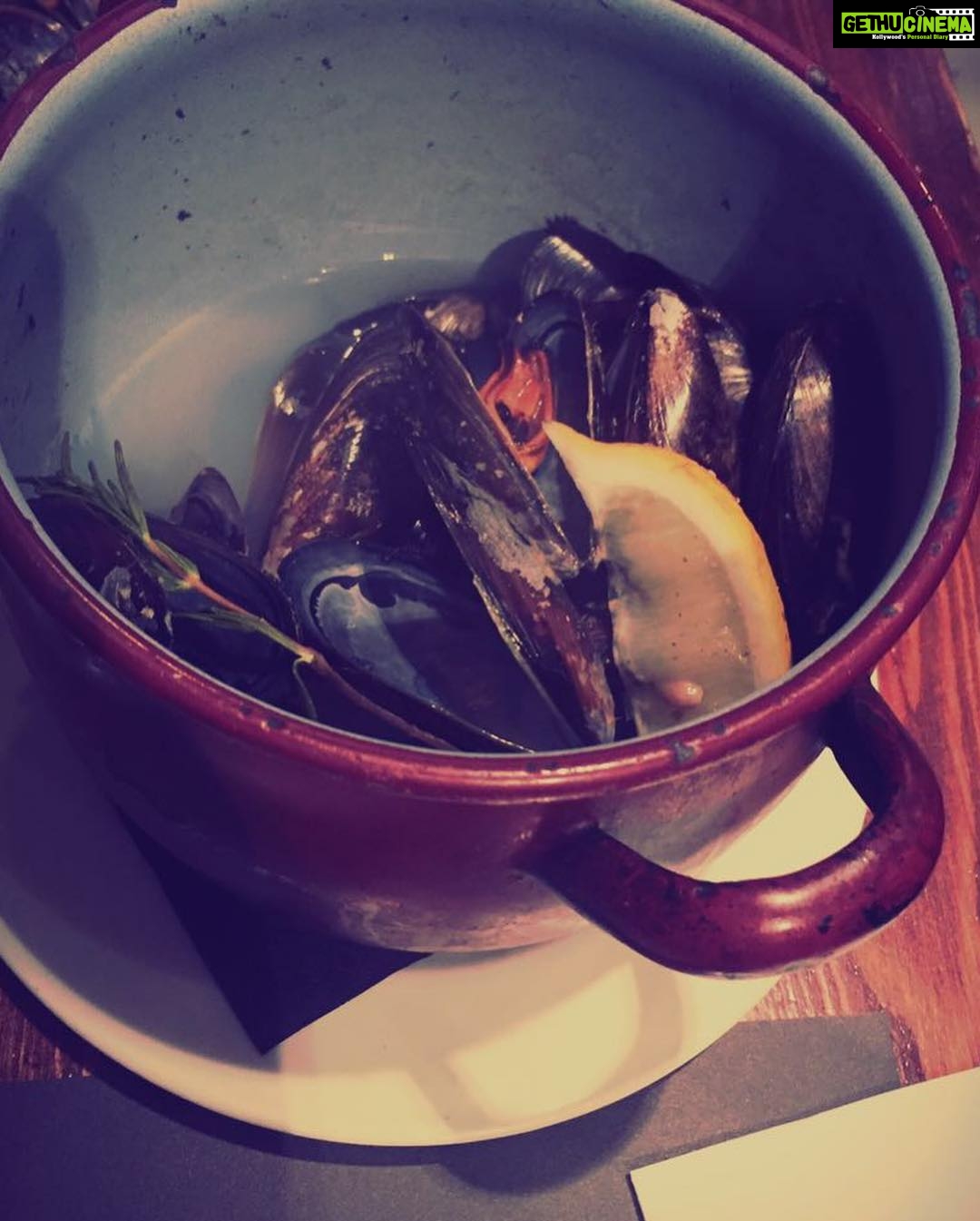 Charmy Kaur Instagram - Itβs getting coooooooldddd π₯³ #christmas around the corner π₯³π₯³π₯³π₯³ #happy #me π€π€π€ #foodporn #seafood #xmas #souls #loveintheair #nomakeup #nofilter