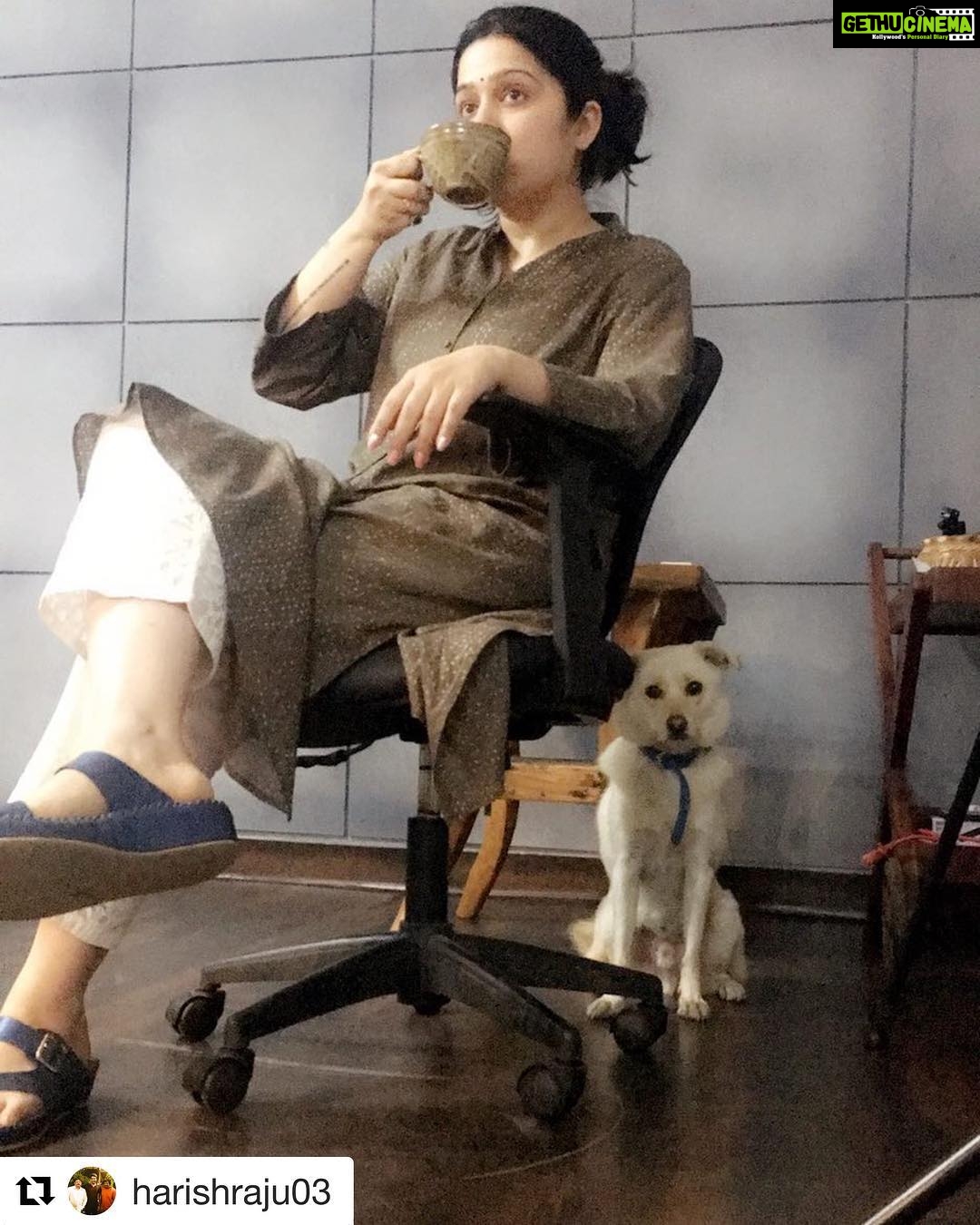 Charmy Kaur Instagram - πππ #Repost @harishraju03 with @get_repost #candid γ»γ»γ» @charmmekaur @puriconnects Boss lady with cool attitudeπ©π» who always supports me in my work . Inspires me a lot with her talks. Keeps on encouraging me . I thank u from bottom of heart. U always treats me like ur own family luv u for ever mamππβ€οΈπ Hyderabad