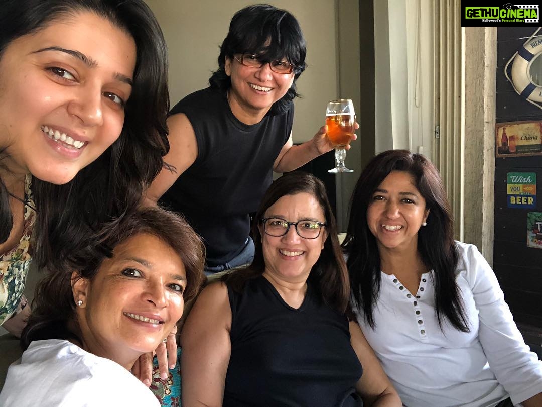 Charmy Kaur Instagram - My girls 😜 #monday #brunch @quixxxie2000 @eppellie etc etc 😂😜 #nofilter Hyderabad