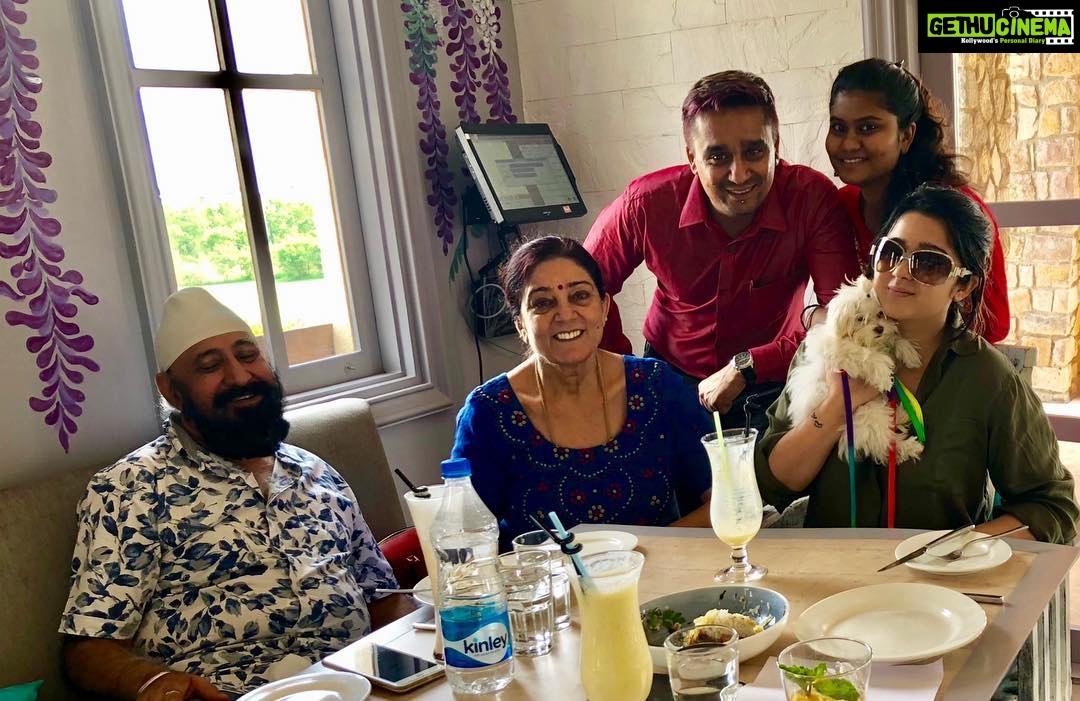 Charmy Kaur Instagram - #family #lunch #notwithoutmysexy 😍 #familygoals 😍❣️