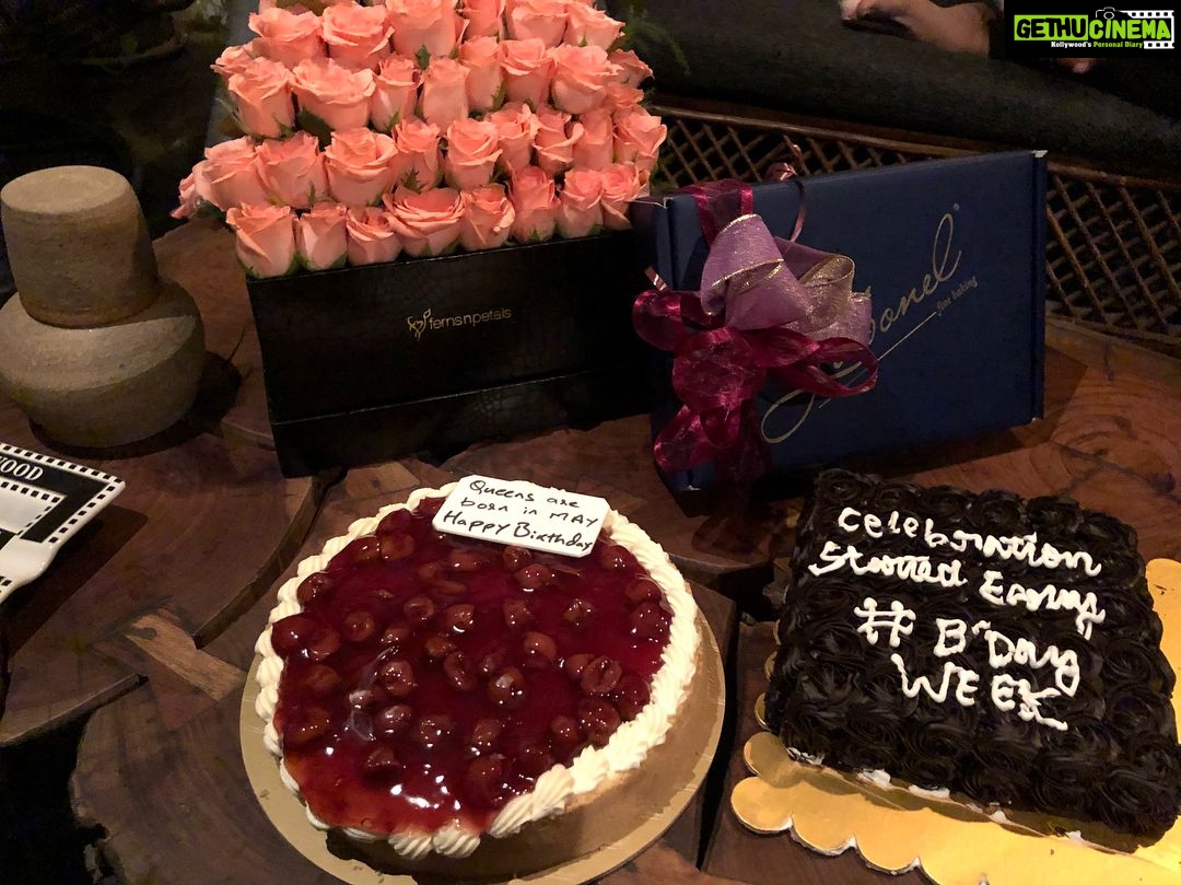 Charmy Kaur Instagram - Bfore I leave to the USA tomorrow for #Mehbooba promotions, my taurean buddy @prasanna_anil02 surprises me with these π€π€ππ #happyme ππ» but 17 th is still far away n hv few more days to step into the big 30 πππ