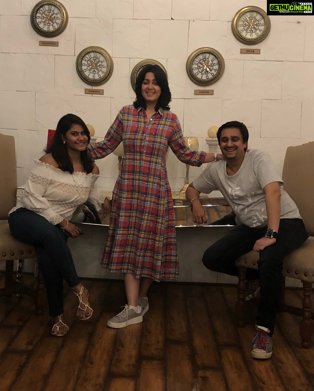 Charmy Kaur Instagram - #happyanniversary @mithimax @sabby_2122 Bro n sis in law , u guys were very smart to choose my parents marriage date as urs toooo 😜😜😜