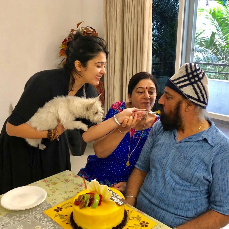 Charmy Kaur Instagram - #happyanniversary #momndad 36 years of marriage 😍😍 they don’t manufacture these kinna products anymore 😂😂😘😘😘 love ya loads ❤️❤️❤️