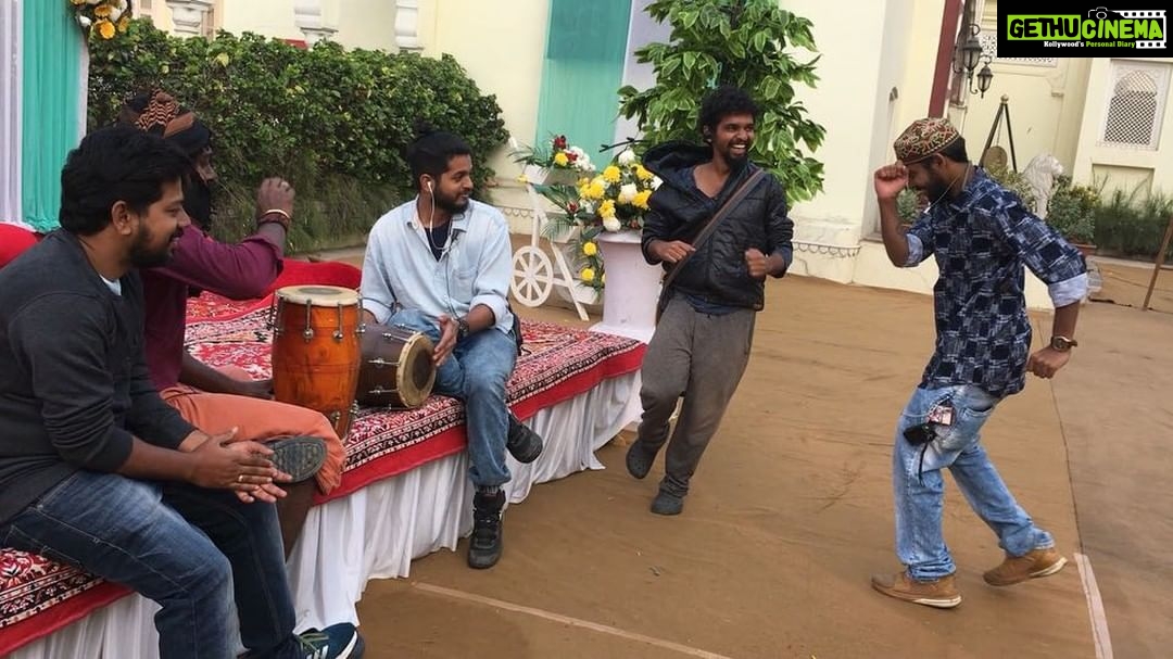 Charmy Kaur Instagram - While we get ready for the shot 😁 #mehbooba ❤️#shootlife #PCfilm @purijagannadh @thefilmmehbooba @puriconnects @actorakashpuri @iamnehashetty @vishureddy_ @vishnu_sarma @jonnytheanimator @sandychow44