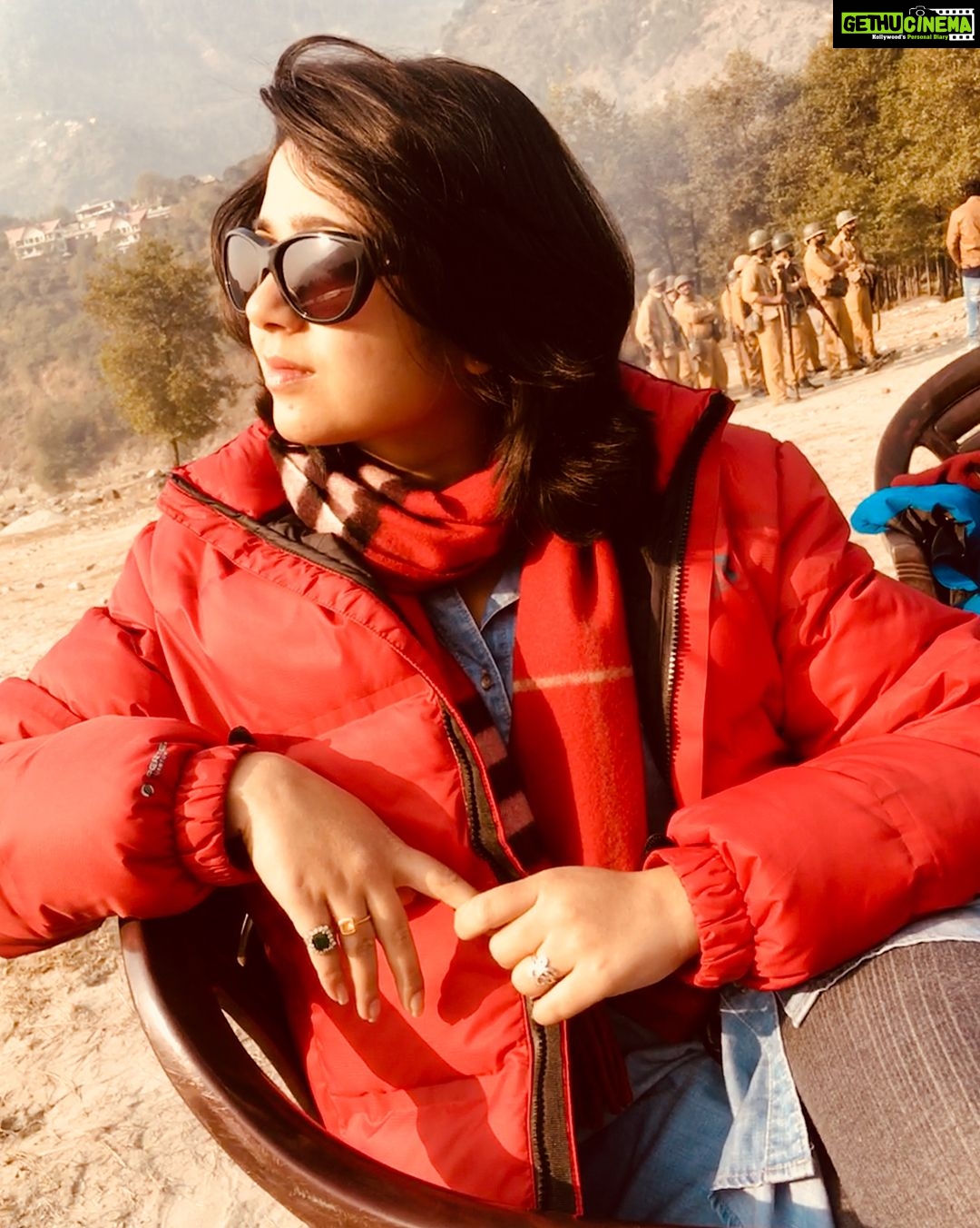 Charmy Kaur Instagram - Early morning on the sets of #mehbooba β€οΈ shooting by the river side in freezing Himachal π #PCfilm #lovemyjob π @purijagannadh @puriconnects @thefilmmehbooba @actorakashpuri @iamnehashetty @vishureddy_ @vishnu_sarma @jonnytheanimator @sandychow44