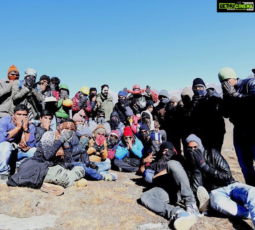 Charmy Kaur Instagram - Team #Mehbooba ❤️ shooting at 18000 ft height on top of Himachal mountains in minus 7 degrees 😍 @purijagannadh @puriconnects @actorakashpuri @iamnehashetty @thefilmmehbooba @vishnu_sarma @jonnytheanimator @sandychow44 #PCfilm