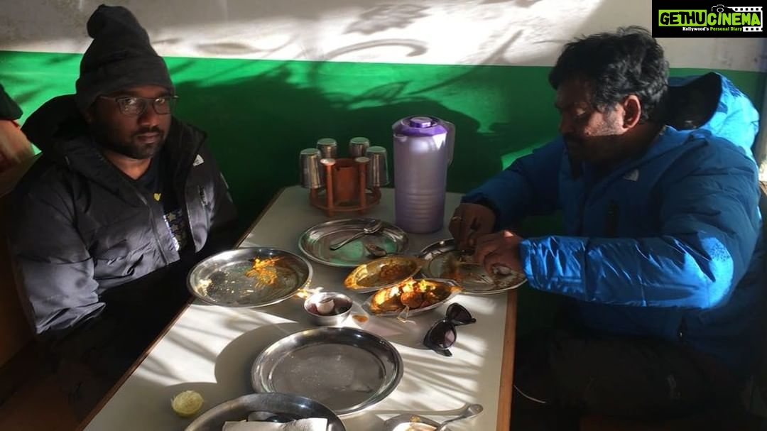 Charmy Kaur Instagram - Whole dhaba was attacked by our 200 crew members post pack up today .. hot hot food in freezing cold π #mehbooba @purijagannadh @puriconnects @actorakashpuri @jonnytheanimator @vishnu_sarma @iamnehashetty @thefilmmehbooba #PCfilm