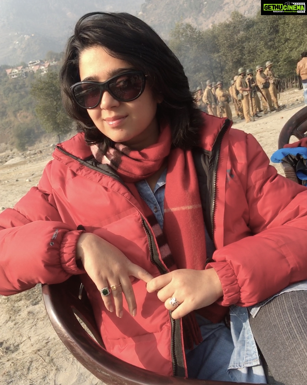 Charmy Kaur Instagram - Early morning on the sets of #mehbooba β€οΈ shooting by the river side in freezing Himachal π #PCfilm #lovemyjob π @purijagannadh @puriconnects @thefilmmehbooba @actorakashpuri @iamnehashetty @vishureddy_ @vishnu_sarma @jonnytheanimator @sandychow44