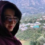 Charmy Kaur Instagram - Chill mornings #intothewoods .. #shootmadness #mehbooba @thefilmmehbooba @purijagannadh @puriconnects @actorakashpuri @iamnehashetty @sandychow44 #PCfilm 💪🏻