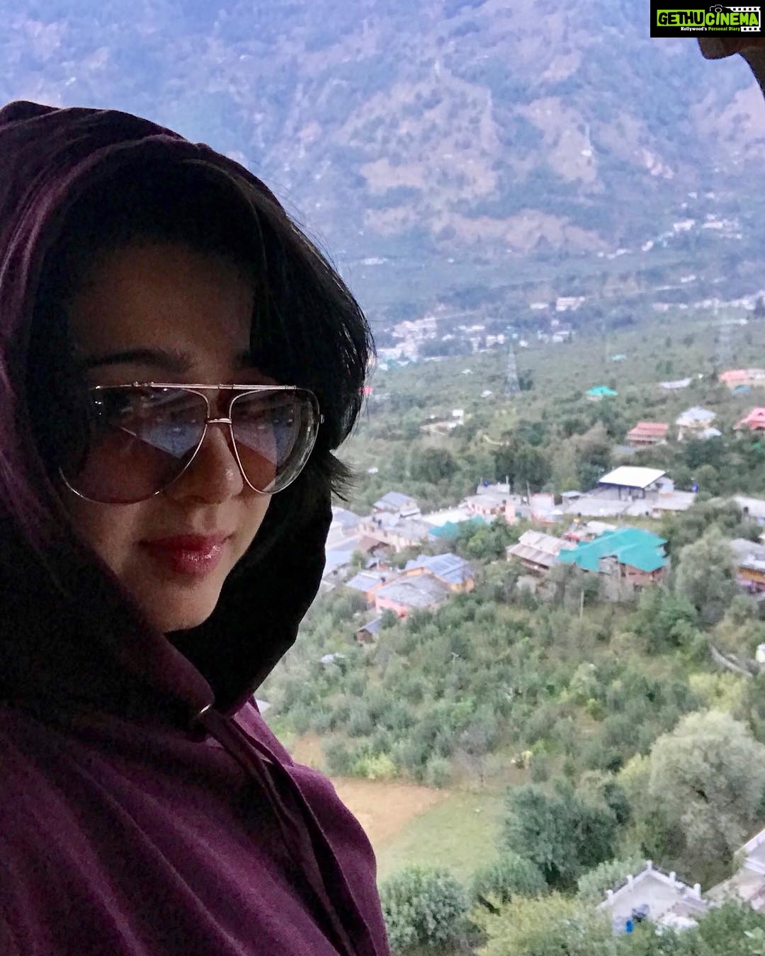 Charmy Kaur Instagram - Chill mornings #intothewoods .. #shootmadness #mehbooba @thefilmmehbooba @purijagannadh @puriconnects @actorakashpuri @iamnehashetty @sandychow44 #PCfilm 💪🏻