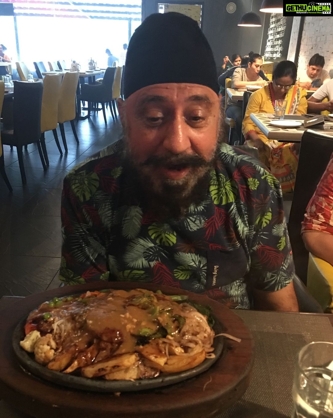 Charmy Kaur Instagram - Daddy’s fav #sizzler #lunchdate #family @mithimax