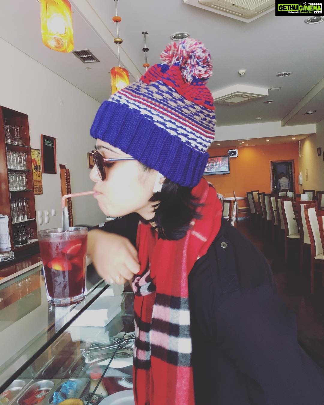 Charmy Kaur Instagram - "When in tooooo much stress , n having a blasting headache.. take a chill pill " says my dad 🤦🏼♀️ #workmode #stress #toughshootingconditions #portugal #PCfilm #PuriConnects @puriconnects