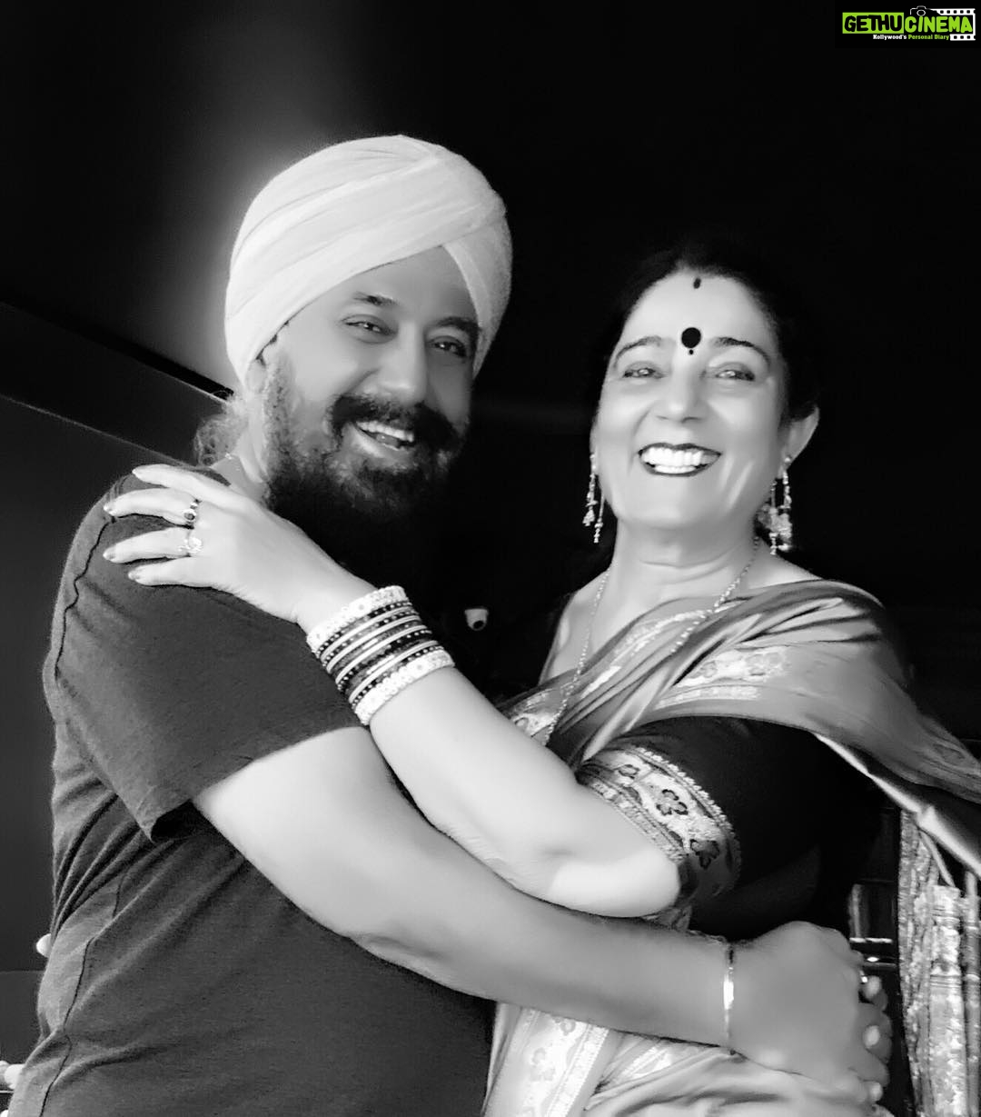 Charmy Kaur Instagram - #classic #bestcouple #HappyAnniversary 😘😘😘😘