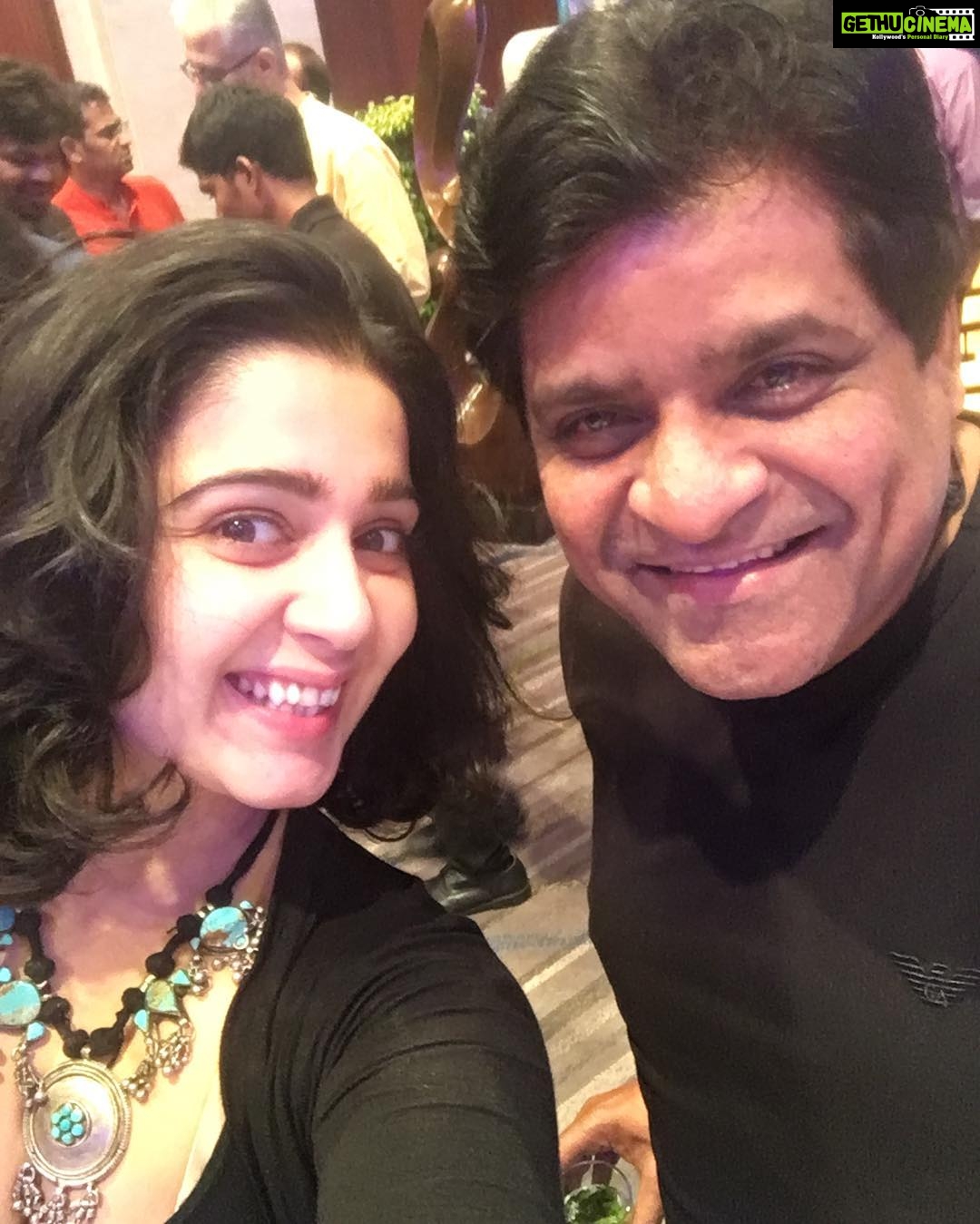 Charmy Kaur Instagram - 😁 #funnyman #funcompany 😁🤗