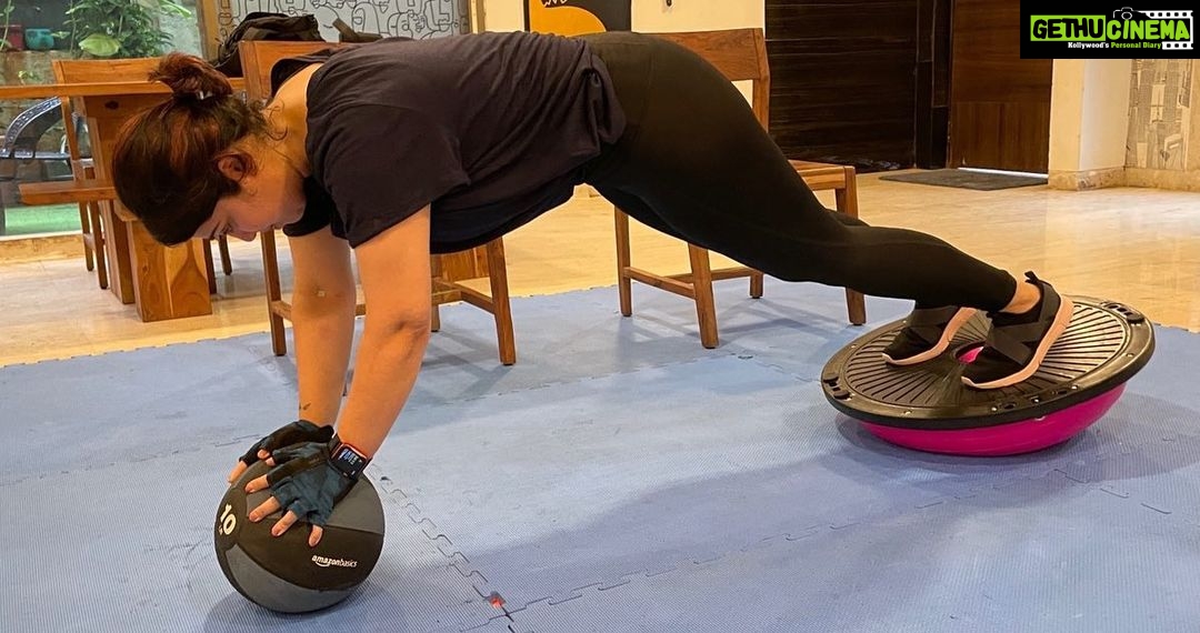 Charmy Kaur Instagram - My body never felt sooo strong 💪🏻 Thanks @mrunalshetty for having patience with my spinal cord 😜😜😜😂😂😂 #fitness
