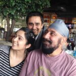 Charmy Kaur Instagram - Like father ,like daughter .. 😍😍 And unnecessary photo bomber 🙄🙄