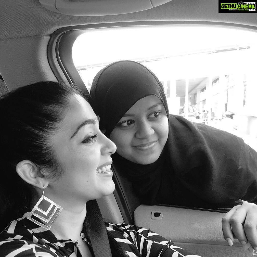 Charmy Kaur Instagram - : Dis gal saw me in my car n didn't care abut bad traffic n cars,just ran out of her bus to tk selfie vit me.#touched ❤️