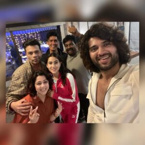 Charmy Kaur Instagram - When ART brings ARTISTS together , this is what it looks like 🤗💕❤️😍

@thedeverakonda @karanjohar @saraalikhan95 @manishmalhotra05 #purijagannadh 🤩

@puriconnects #ADDAA #mumbai #PC