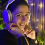 Charmy Kaur Instagram – Beautiful gift and beautifully clicked by my most favourite @azeemdayani 🥰 

#LIGER 💪🏻

@apple #airpodsmax #music