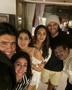 Charmy Kaur Instagram - Manish , thanks a ton for having us over last night.. u r a sweetheart ❤️ wat a fun night ❤️🤗 amazing food , amazing people 🤗

@manishmalhotra05 @karanjohar @saraalikhan95 @thedeverakonda @kiaraaliaadvani #purijagannadh 
#saturdaynight ❤️