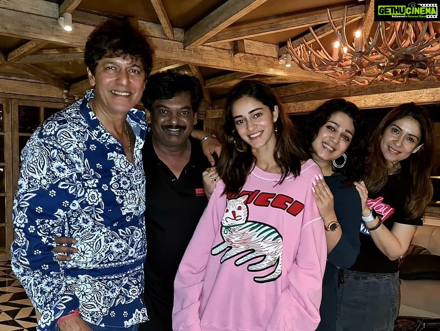 Charmy Kaur Instagram - Beautiful evening with gorgeous people at most beautiful home π Was Much required before we kick start our crazy schedule from tomorrow πͺπ» Thanks @chunkypanday @bhavanapandey @ananyapanday for being super amazing host β€οΈ #LIGER πͺπ»