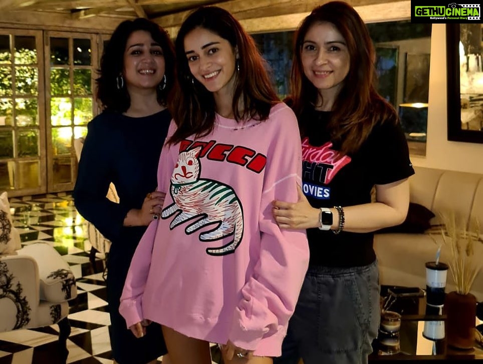 Charmy Kaur Instagram - Beautiful evening with gorgeous people at most beautiful home π Was Much required before we kick start our crazy schedule from tomorrow πͺπ» Thanks @chunkypanday @bhavanapandey @ananyapanday for being super amazing host β€οΈ #LIGER πͺπ»
