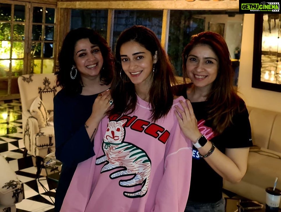Charmy Kaur Instagram - Beautiful evening with gorgeous people at most beautiful home π Was Much required before we kick start our crazy schedule from tomorrow πͺπ» Thanks @chunkypanday @bhavanapandey @ananyapanday for being super amazing host β€οΈ #LIGER πͺπ»
