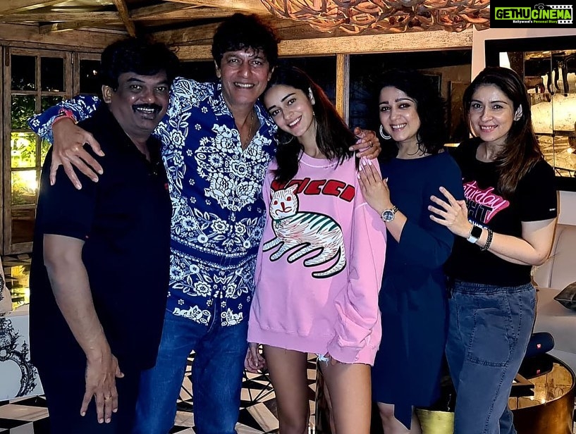 Charmy Kaur Instagram - Beautiful evening with gorgeous people at most beautiful home π Was Much required before we kick start our crazy schedule from tomorrow πͺπ» Thanks @chunkypanday @bhavanapandey @ananyapanday for being super amazing host β€οΈ #LIGER πͺπ»
