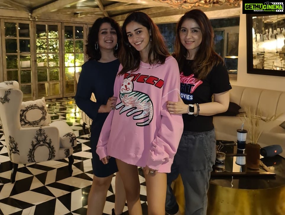 Charmy Kaur Instagram - Beautiful evening with gorgeous people at most beautiful home π Was Much required before we kick start our crazy schedule from tomorrow πͺπ» Thanks @chunkypanday @bhavanapandey @ananyapanday for being super amazing host β€οΈ #LIGER πͺπ»