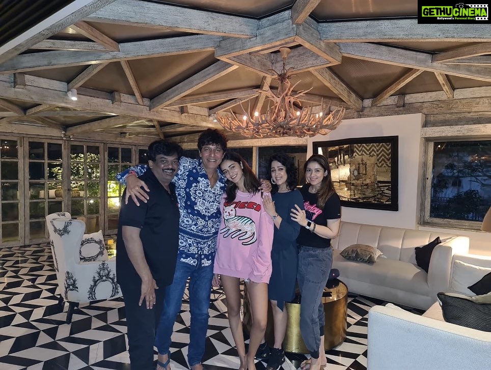 Charmy Kaur Instagram - Beautiful evening with gorgeous people at most beautiful home π Was Much required before we kick start our crazy schedule from tomorrow πͺπ» Thanks @chunkypanday @bhavanapandey @ananyapanday for being super amazing host β€οΈ #LIGER πͺπ»