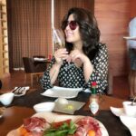 Charmy Kaur Instagram - Can anyone pls give me an update on the #covid_19 vaccination pls 🙏🏻 I miss those crazy days 😂😂 #throwback 😍 #foodie 😂😂😂