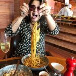 Charmy Kaur Instagram - Can anyone pls give me an update on the #covid_19 vaccination pls 🙏🏻 I miss those crazy days 😂😂 #throwback 😍 #foodie 😂😂😂