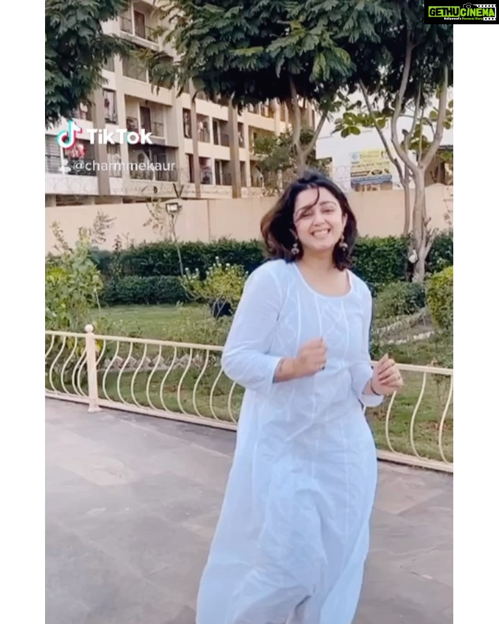 Charmy Kaur Instagram - Tat was sooooo much fun @ananyapanday 😁😁 #behindthescene #bts #shootingmemories 😍😍 #TikTok