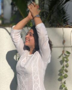 Charmy Kaur Instagram - Gratitude to each n everyone working day and night to fight #coronavirus 🙏🏻 @narendramodi 🙏🏻