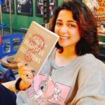 Charmy Kaur Instagram - A book is a very thoughtful gift sumone can ever give me 😍😍 thanks to our Hindi dialog writer @prashantpandey10 for this one 🤟🏻 #VD10 #PJ37 #PCfilm मुंबई Mumbai