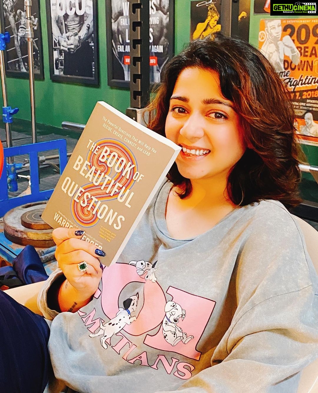 Charmy Kaur Instagram - A book is a very thoughtful gift sumone can ever give me 😍😍 thanks to our Hindi dialog writer @prashantpandey10 for this one 🤟🏻 #VD10 #PJ37 #PCfilm मुंबई Mumbai
