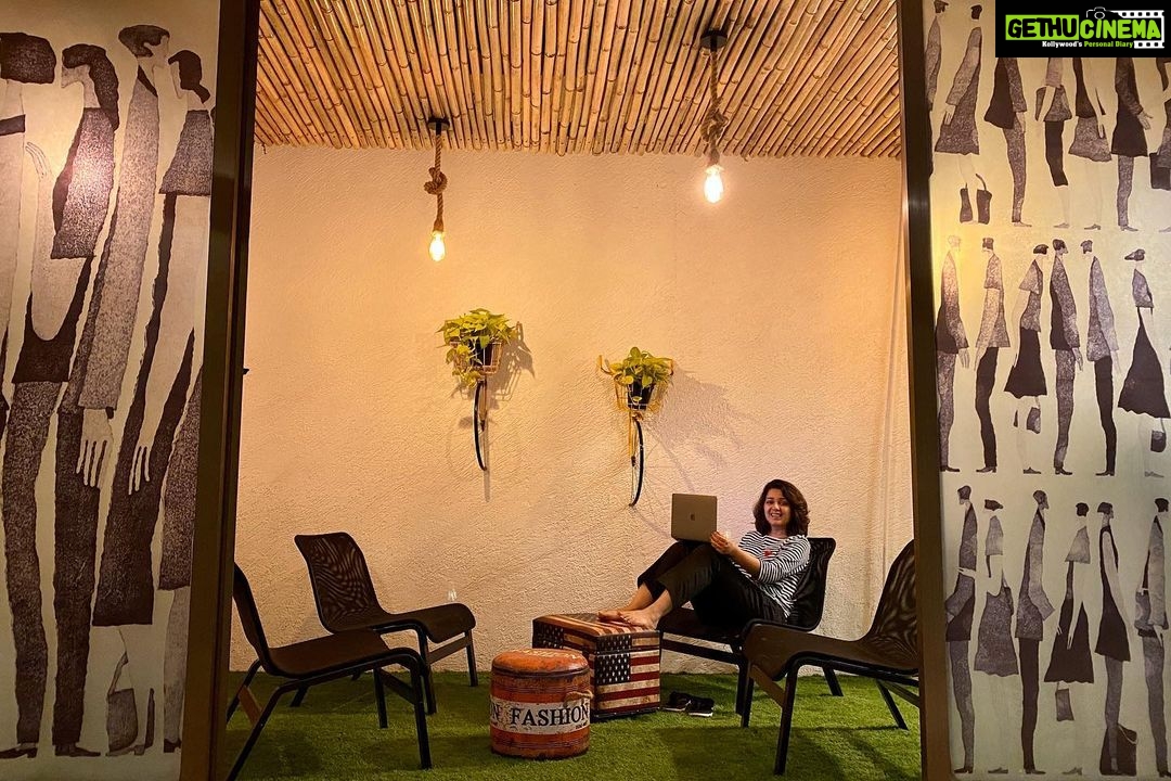 Charmy Kaur Instagram - Peace at work when the staff leaves 😍 #favcorner #workspace @puriconnects #adda #mumbai Interiors by our fav man @jonnytheanimator Juhu, Maharashtra, India