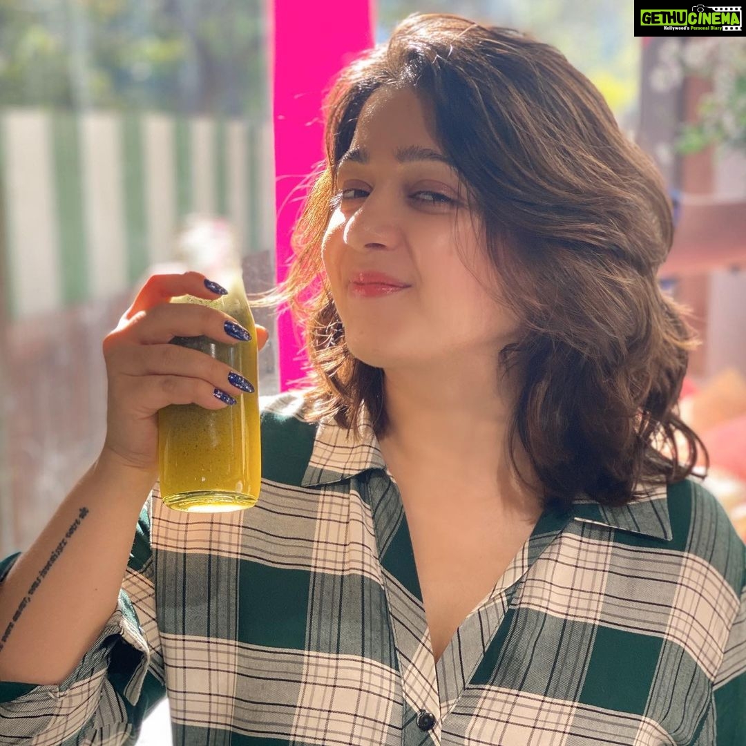 Charmy Kaur Instagram - The green juiceeeeeeeee 😁 Plays a very important role in my life 😁 Keeps my digestive system, skin and iron levels perfect 😋 #homereceipe